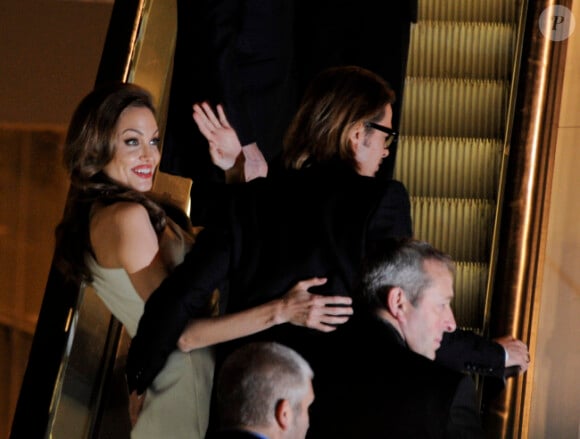 Angelina Jolie et Brad Pitt amoureux le 16 février 2012 à Paris pour l'avant-première du film Au pays du sang et du miel