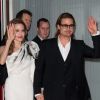 Angelina Jolie et Brad Pitt saluent leurs fans le 16 février 2012 à Paris pour l'avant-première du film Au pays du sang et du miel