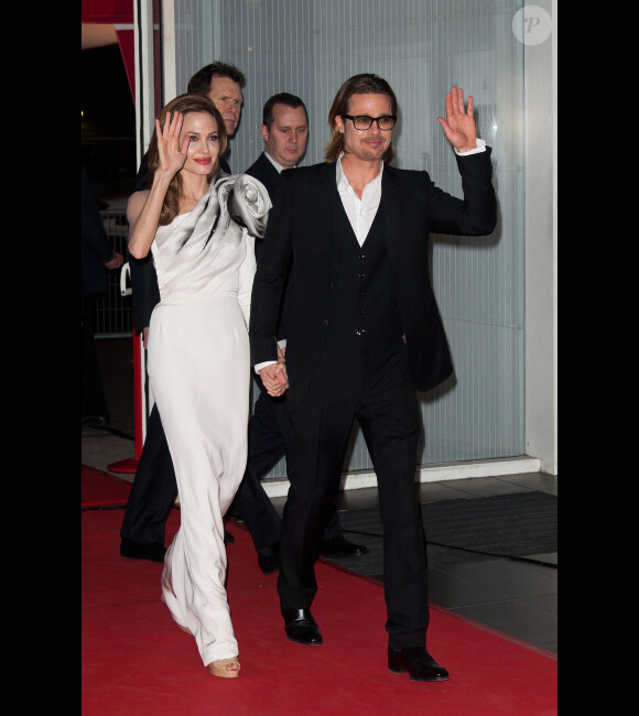 Angelina Jolie et Brad Pitt saluent leurs fans le 16 février 2012 à Paris pour l'avant-première du film Au pays du sang et du miel