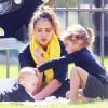 Jessica Alba, épanouie et heureuse auprès de ses filles dans un parc de Los Angeles. Le 18 février 2012