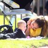 Jessica Alba joue avec sa fille Haven dans un parc de Los Angeles. Le 18 février 2012