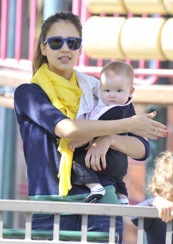 Jessica Alba, épanouie et heureuse auprès de ses filles dans un parc de Los Angeles. Le 18 février 2012
