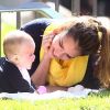Jessica Alba, épanouie et heureuse auprès de ses filles dans un parc de Los Angeles. Le 18 février 2012