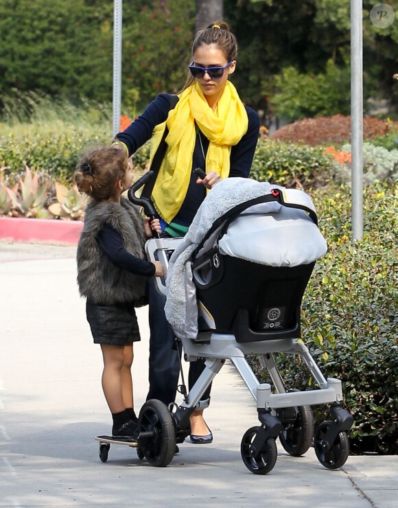 Jessica Alba profite de ses filles Honor et Haven à l'occasion d'une sortie en famille dans un parc de Los Angeles le 18 février 2012