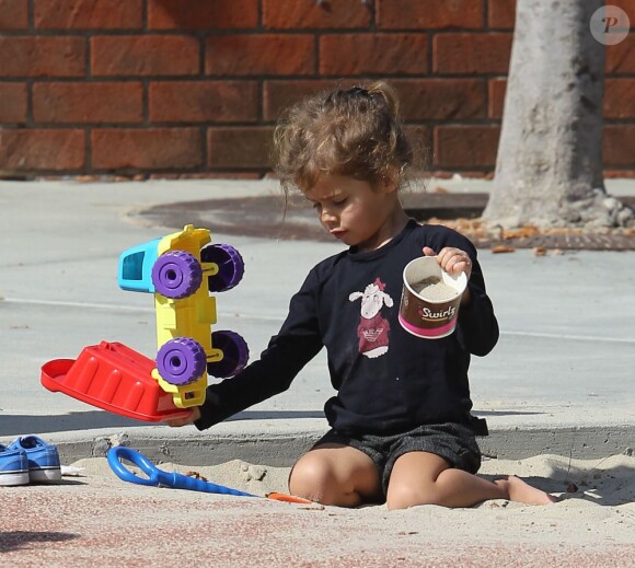 Jessica Alba profite de ses filles Honor et Haven à l'occasion d'une sortie en famille dans un parc de Los Angeles le 18 février 2012