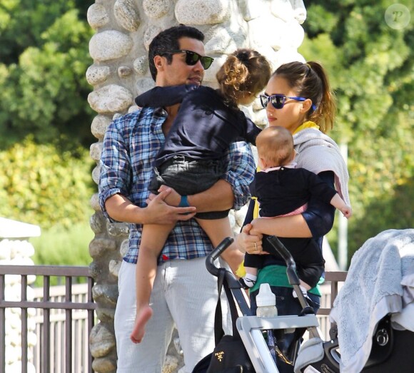 Jessica Alba et son époux lors d'une sortie en famille dans un parc de Los Angeles le 18 février 2012