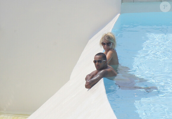 Theo Walcott et sa petite amie Melanie, en juin 2011 dans le sud de la France. 