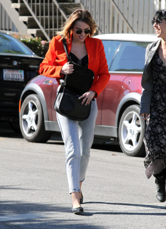 Miley Cyrus a opté pour un nouveau look dans les rues de Los Angeles, le 16 février 2012