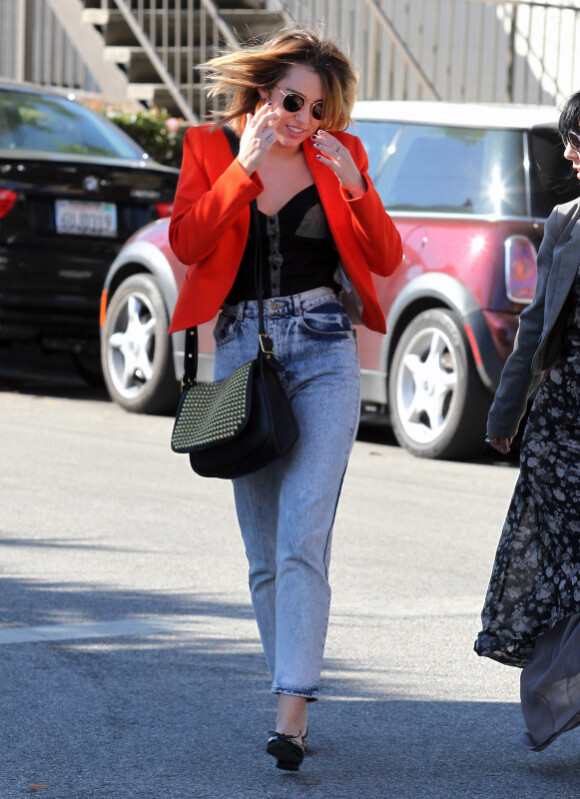 Miley Cyrus a opté pour un nouveau look dans les rues de Los Angeles, le 16 février 2012