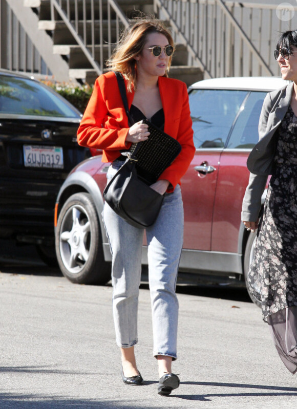 Miley Cyrus a opté pour un nouveau look très Beverly Hills dans les rues de Los Angeles, le 16 février 2012