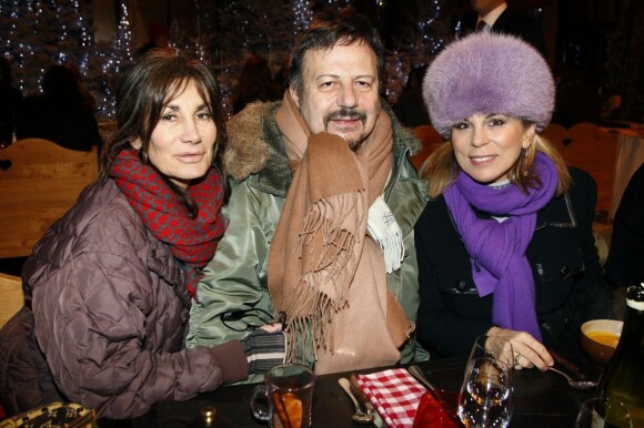 Henri-Jean Servat entouré par Fabienne Pariani et Isabelle Maurin, directrice de la communication internationale du Plaza Athénée, lors de la soirée de lancement du restaurant éphémère Les bancs d'hiver. Le 16 février 2012