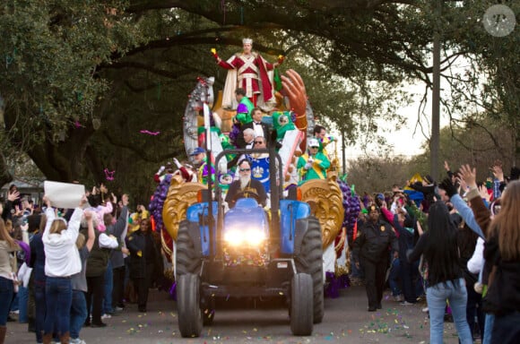 Will Ferrell défile sur son char en roi Bacchus lors du Mardi gras de La Nouvelle-Orléans le 19 février 2012