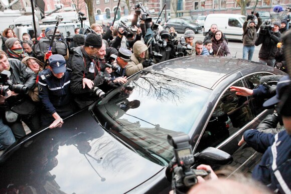 DSK arrive à Lille sous une nuée de photographes et journalistes