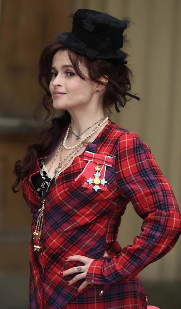 Helena Bonham Carter, vêtue d'une robe en tartan signée Vivienne Westwood, recevait le 22 février 2012 à Buckingham Palace les insignes de commandeur dans l'ordre de l'empire britannique, des mains de sa Majesté la reine Elizabeth II.