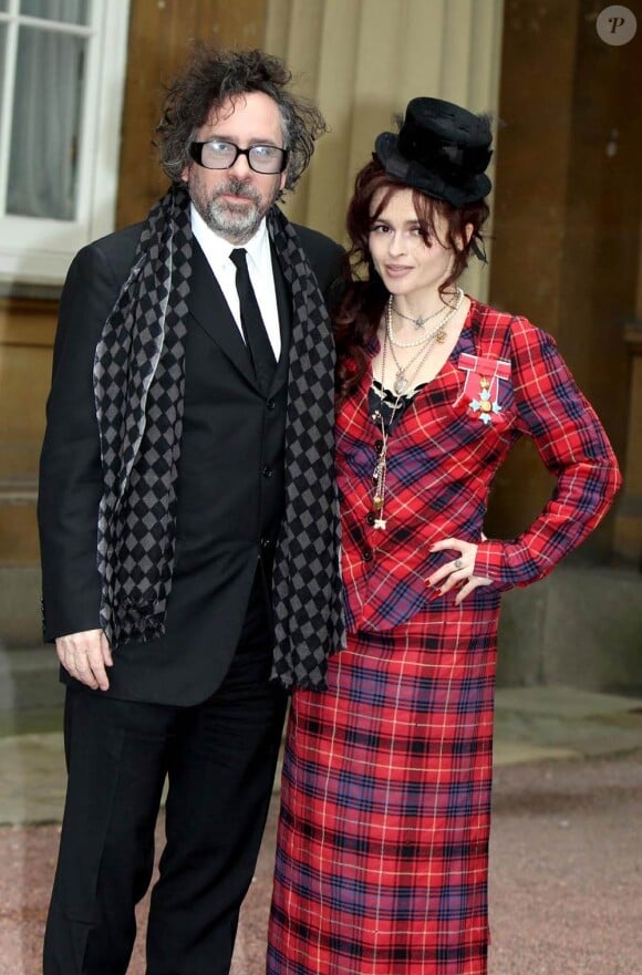Helena Bonham Carter, accompagnée par Tim Burton et leurs enfants Billy Ray et Nell, recevait le 22 février 2012 à Buckingham Palace les insignes de commandeur dans l'ordre de l'empire britannique, des mains de sa Majesté la reine Elizabeth II.