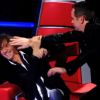 Les jurés sont sous le charme de Louis dans The Voice. Garou et Louis Bertignac se taquinent le 25 février 2012 sur TF1