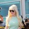 Lindsay Lohan souriante quitte le tribunal de Los Angeles à l'issue d'une audience, le mercredi 22 février 2012.