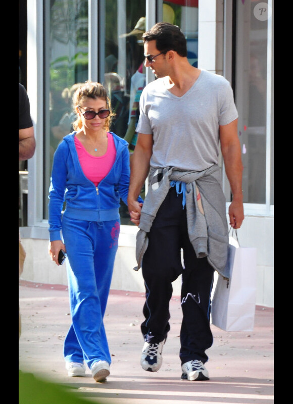 Paula Abdul et son nouvel ami font du shopping à Miami, le 13 février 2012