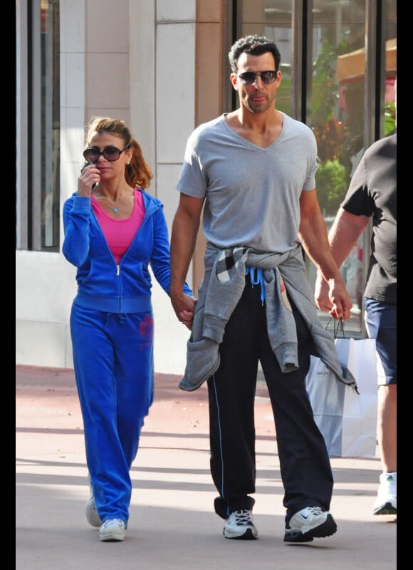 Paula Abdul et son nouvel ami font du shopping à Miami, le 13 février 2012