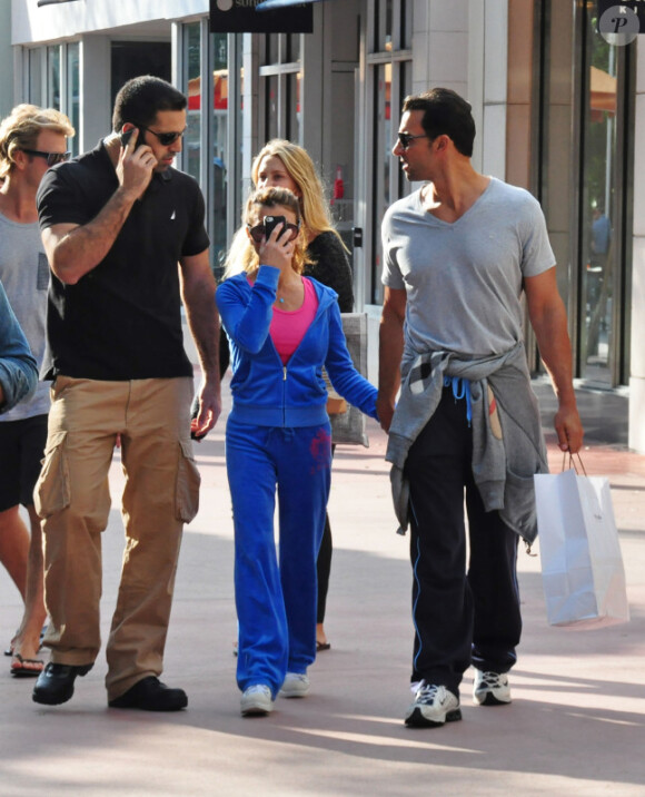 Paula Abdul et son nouvel ami font du shopping à Miami, le 13 février 2012