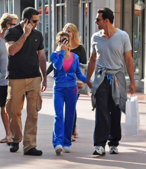 Paula Abdul et son nouvel ami font du shopping à Miami, le 13 février 2012