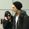 Vanessa Hudgens, accompagnée de son boyfriend Austin Butler, atterrit à l'aéroport LAX de Los Angeles, le jeudi 23 février 2012.