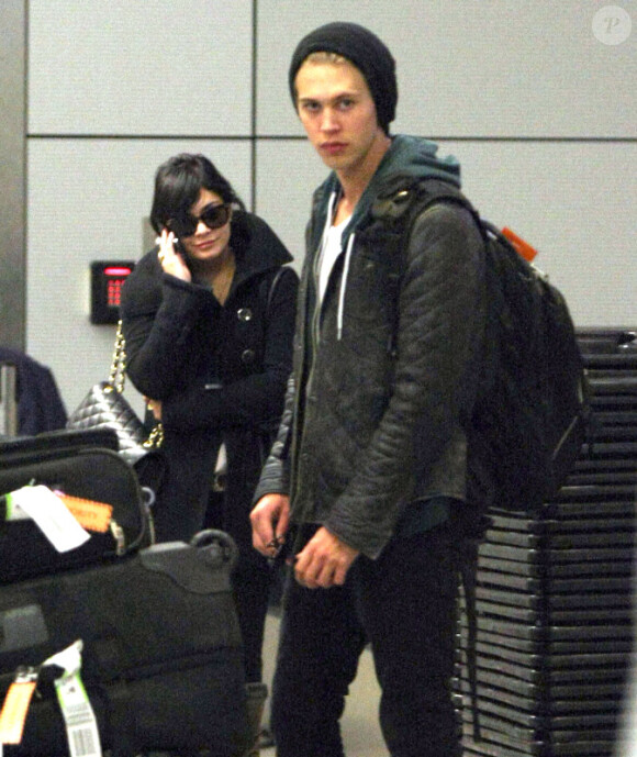 Vanessa Hudgens, accompagnée de son boyfriend Austin Butler, atterrit à l'aéroport LAX de Los Angeles, le jeudi 23 février 2012.