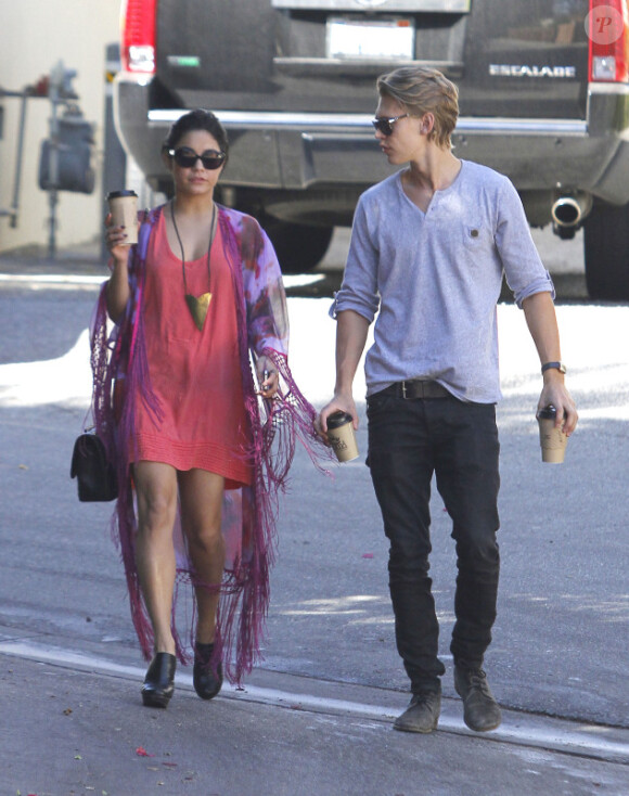 Vanessa Hudgens et Austin Butler se promènent à Los Angeles, le vendredi 24 février 2012.