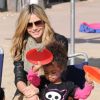 Heidi Klum souriante avec sa fille Lou le 25 février 2012 à Los Angeles
