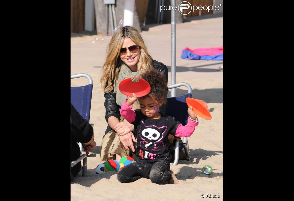 Heidi Klum Souriante Avec Sa Fille Lou Le 25 Février 2012 à Los Angeles ...