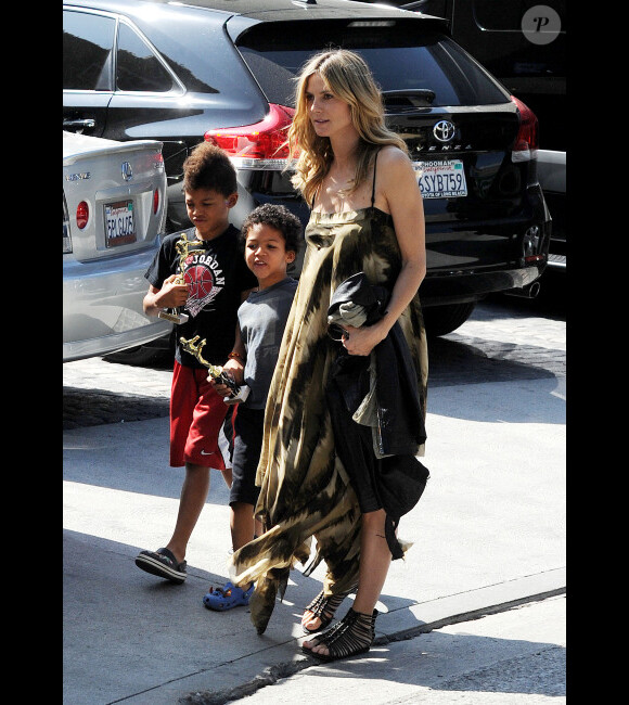 Heidi Klum avec ses deux fils Henry et Johan le 25 février 2012 à Los Angeles