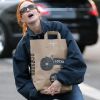 Marcia Cross à la sortie d'un supermarché trouve la force de plaisanter avec les photographes. Le 26 février 2012