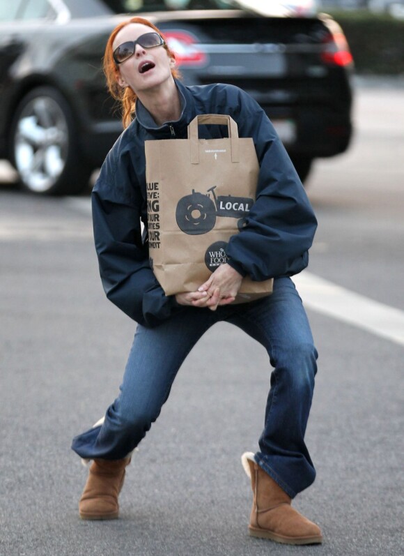 Marcia Cross à la sortie d'un supermarché trouve la force de plaisanter avec les photographes. Le 26 février 2012