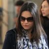 Mila Kunis vient d'arriver à Paris. Ici, à l'aéroport Paris-Charles-de-Gaulle le 28 février 2012