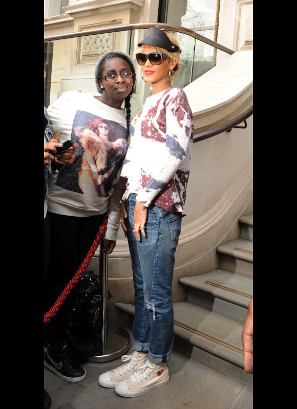 Rihanna prend le temps de faire quelques photos avec ses fans à la sortie de son hôtel à Londres, le mardi 28 février 2012.