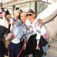 Rihanna prend le temps de faire quelques photos avec ses fans à la sortie de son hôtel à Londres, le mardi 28 février 2012.