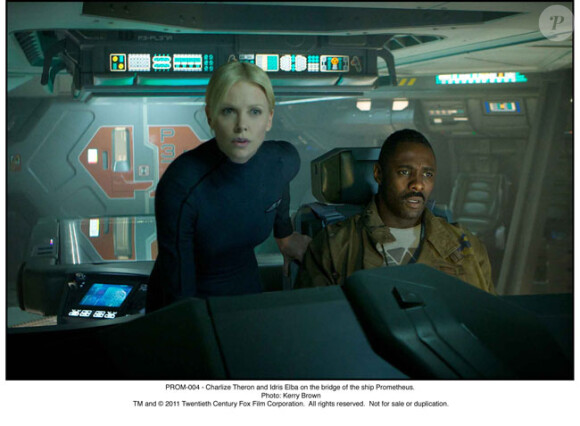 Charlize Theron et Idris Elba dans Prometheus.