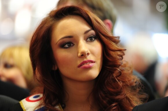 Delphine Wespiser, Miss France 2012, au Salon de l'Agriculture, à Paris, le mercredi 29 février 2012.