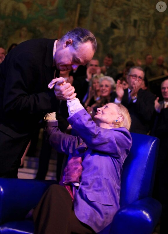 Michèle Morgan fête ses 92 ans et 75 ans de cinéma en compagnie de Frédéric Mitterrand, à la mairie de Puteaux, le 29 février 2012.
