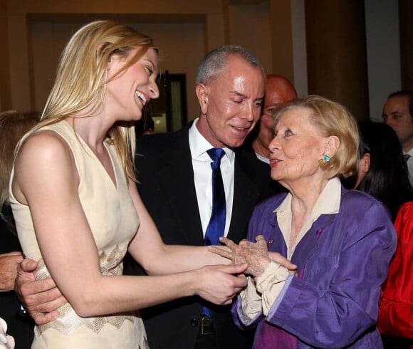 Michèle Morgan fête ses 92 ans et 75 ans de cinéma entourée de Sarah Marshall et Jean-Claude Jitrois, à la mairie de Puteaux, le 29 février 2012.