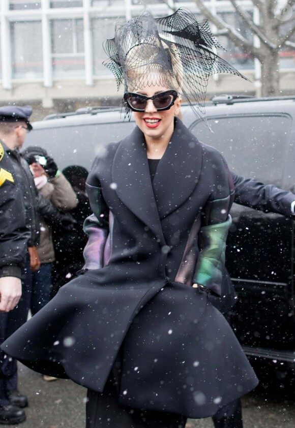 Lady Gaga, sous la neige, à l'université de Harvard, aux États-Unis, le 29 février 2012.