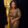 Oprah Winfrey et son oscar d'honneur à Los Angeles, le 26 février 2012.