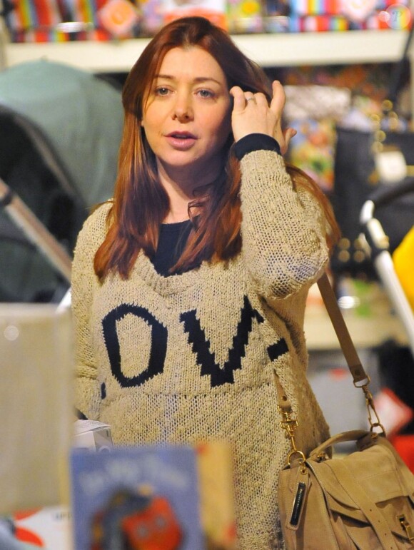 Alyson Hannigan fait du shopping dans un magasin de jouets, accompagnée de sa fille Satyana. Santa Monica, le 29 février 2012.