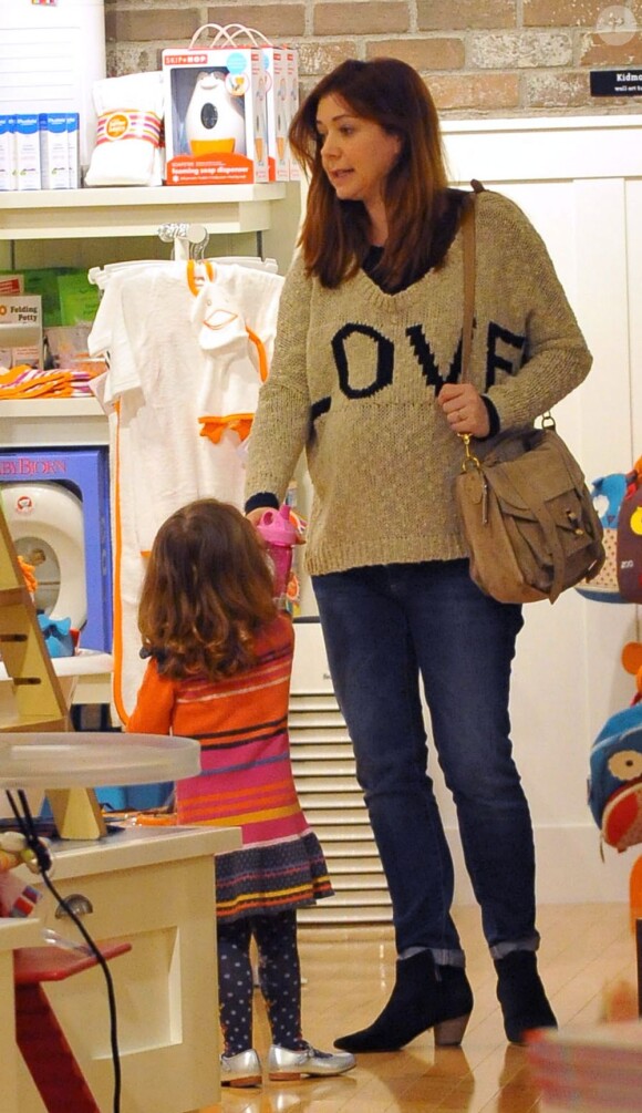 Alyson Hannigan, stylée au cours d'une séance shopping à Santa Monica avec sa fille Satyana. Le 29 février 2012.