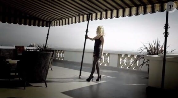 Avril Lavigne dans son clip Goodbye, mars 2012.