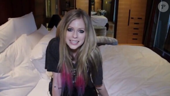 Avril Lavigne adresse d'abord un message à ses fans en prélude à son clip Goodbye, mars 2012.