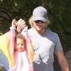 Gabriel Aubry joue avec sa fille Nahla à la sortie de l'école, à Los Angeles le 2 mars 2012.