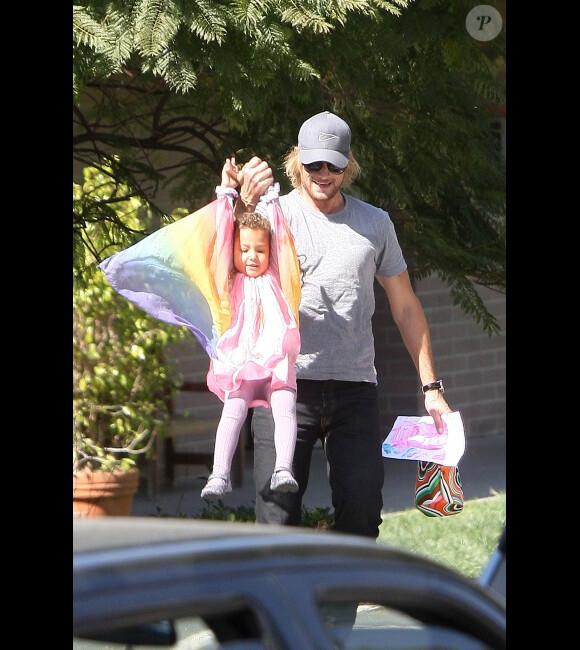Gabriel Aubry joue avec sa fille Nahla à la sortie de l'école, à Los Angeles le 2 mars 2012.