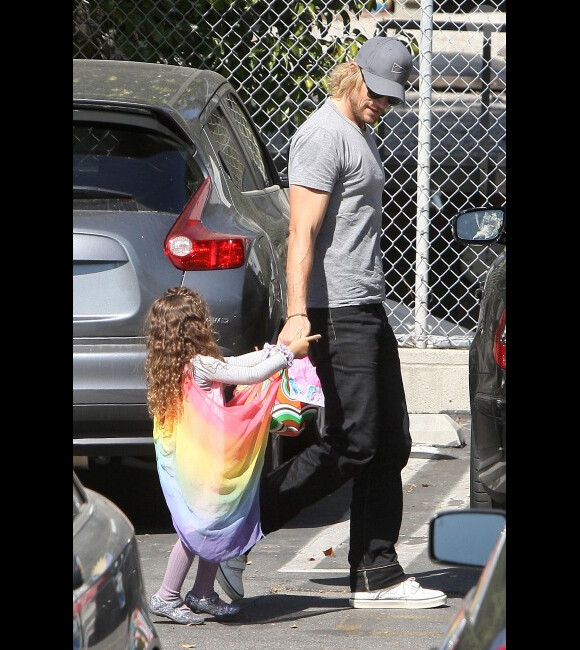 Gabriel Aubry et sa fille Nahla, vêtue d'une robe multicolore, à la sortie de l'école, à Los Angeles le 2 mars 2012.