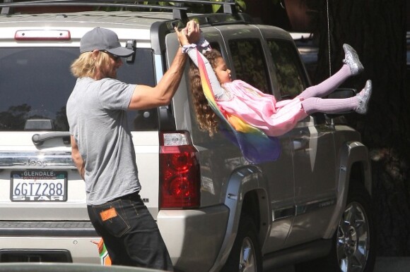 Gabriel Aubry fait valser sa fille Nahla à la sortie de l'école, à Los Angeles le 2 mars 2012.
